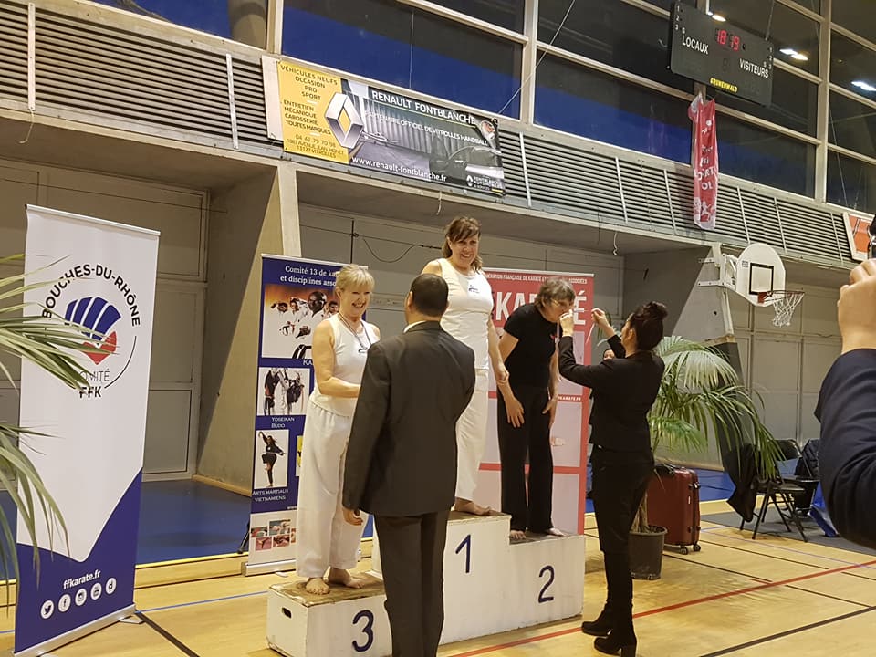 remise des médailles pour Marie et Patricia